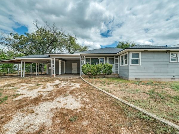 2705 Avenue I, Hondo, TX 78861