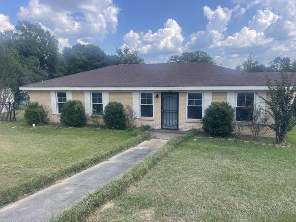 304 Weathersby Rd., Hattiesburg, MS 39402