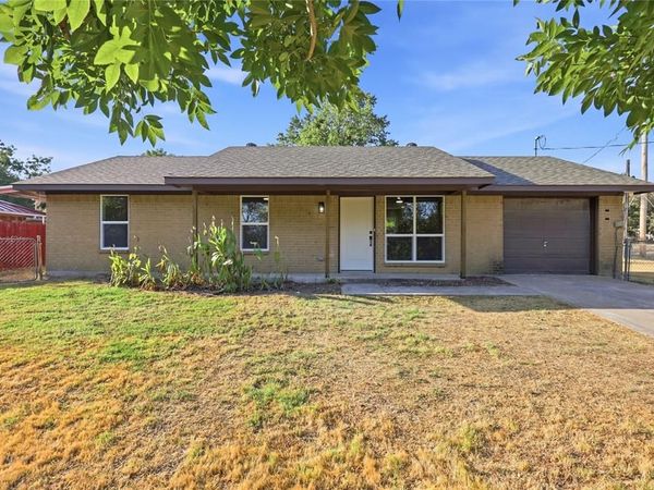 527 W Aubrey Street , Pilot Point, TX 76258