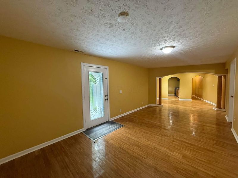 1404 S Waggoner Road , Reynoldsburg, OH 43068 Photo 4