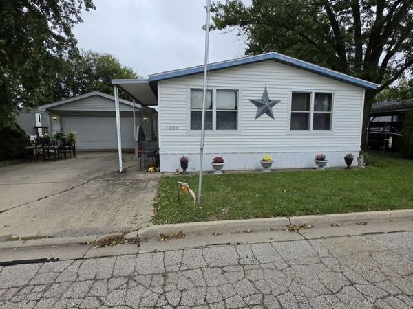 1306 13th Street , Bloomington, IL 61704