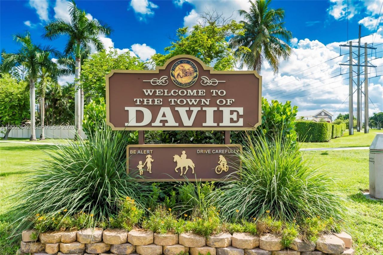 1201 Bristol Ave, Davie, FL 33325 Photo