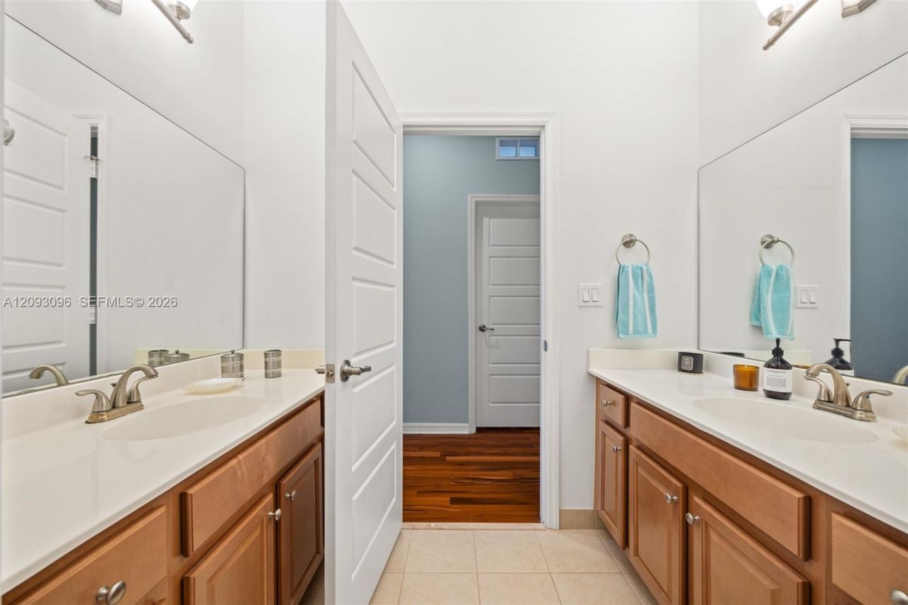 697 NE 193rd Ter , Miami, FL 33179 Photo