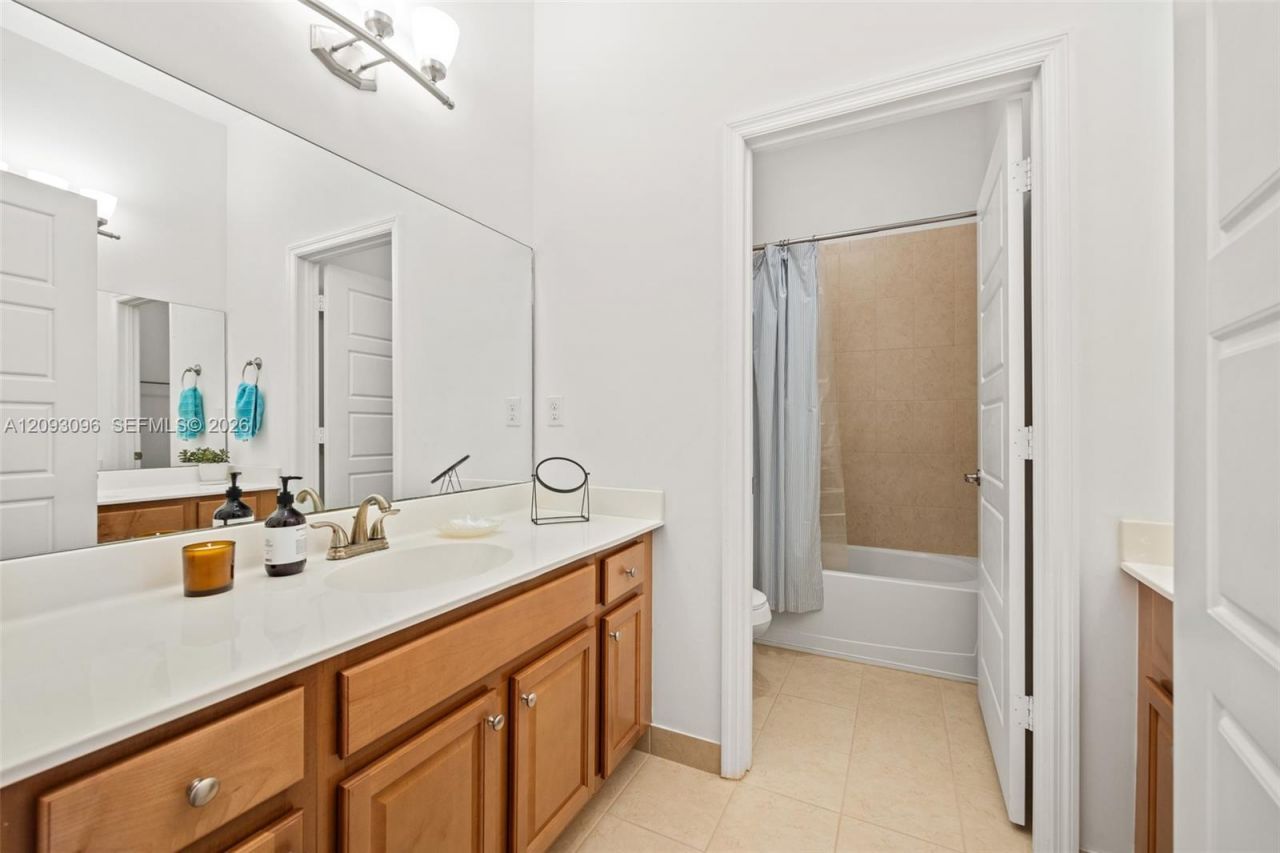 697 NE 193rd Ter , Miami, FL 33179 Photo
