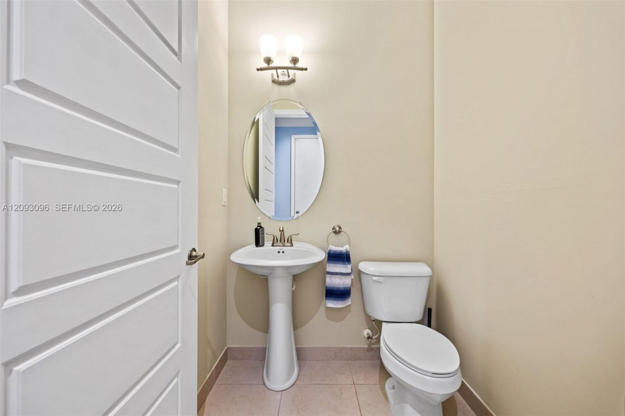 697 NE 193rd Ter , Miami, FL 33179 Photo
