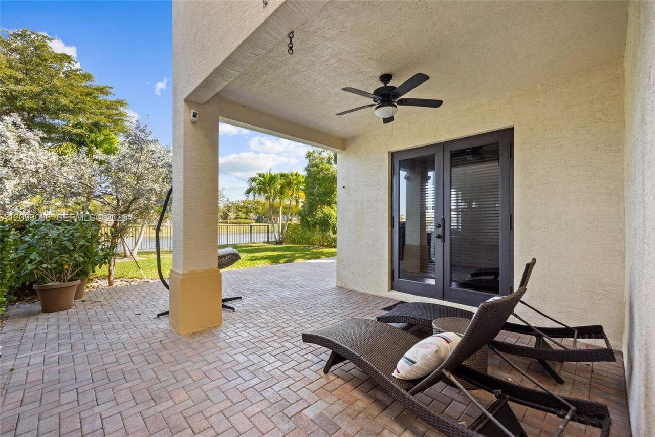 697 NE 193rd Ter , Miami, FL 33179 Photo