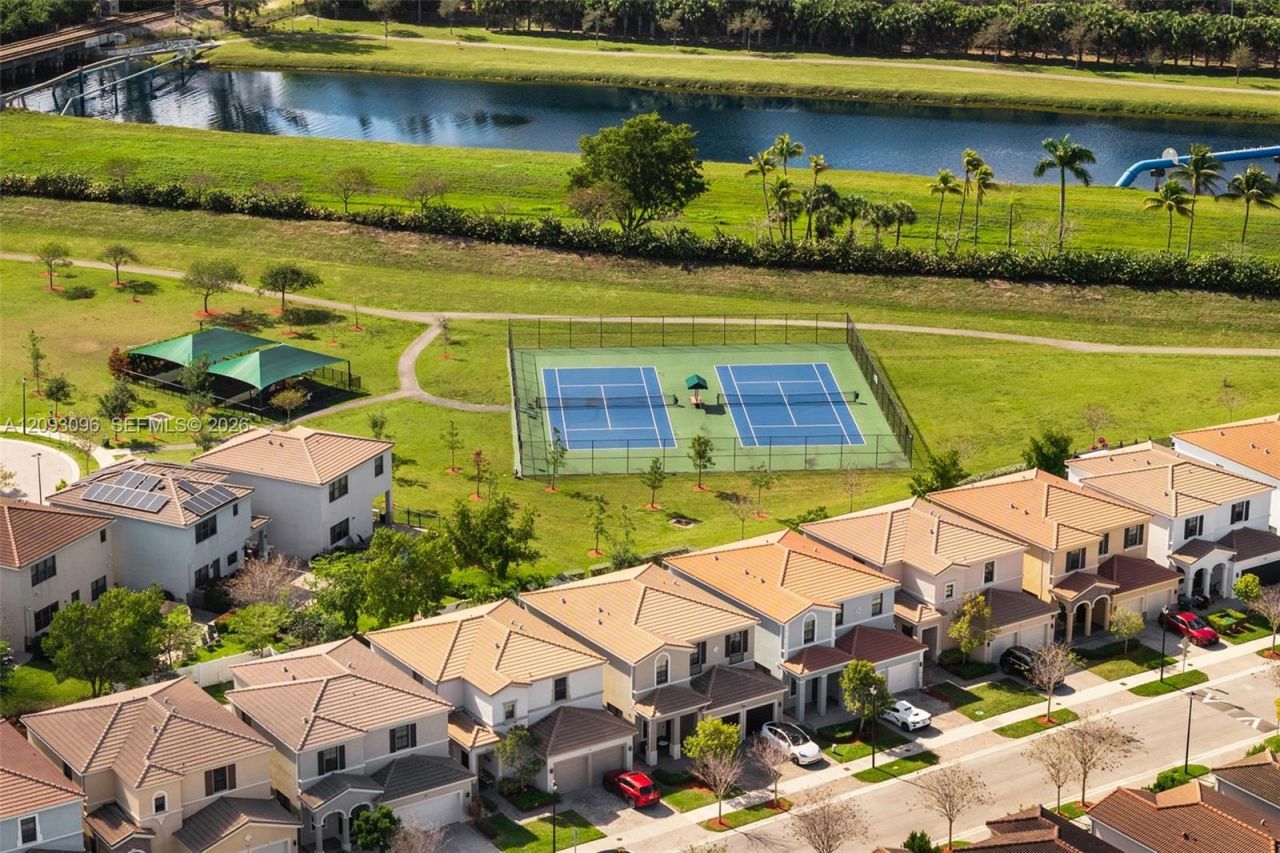 697 NE 193rd Ter , Miami, FL 33179 Photo