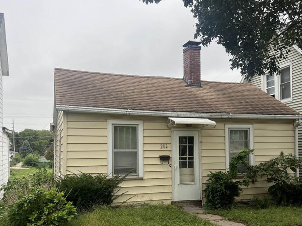 203 S 9th Street, Burlington, IA 52601