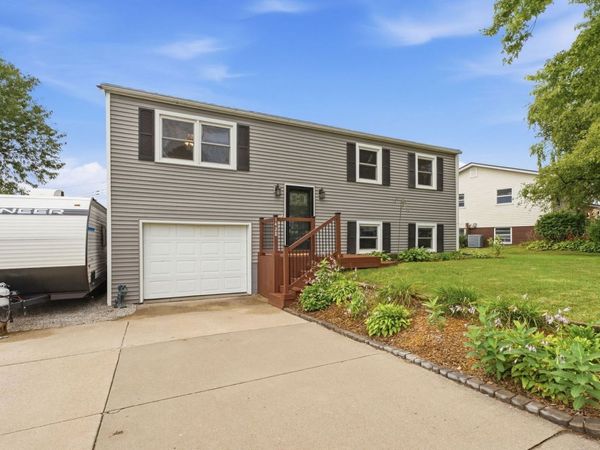 1428 Glenwood Drive , Le Claire, IA 52753