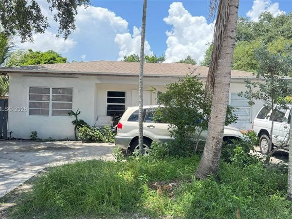 551 NE 159th St , Miami, FL 33162