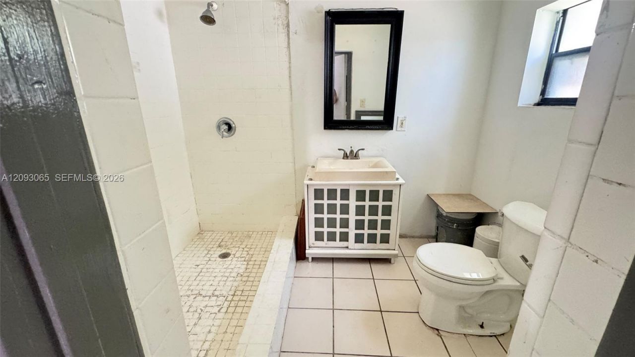 551 NE 159th St, Miami, FL 33162 Photo