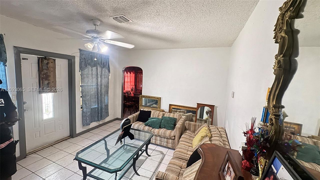 551 NE 159th St, Miami, FL 33162 Photo