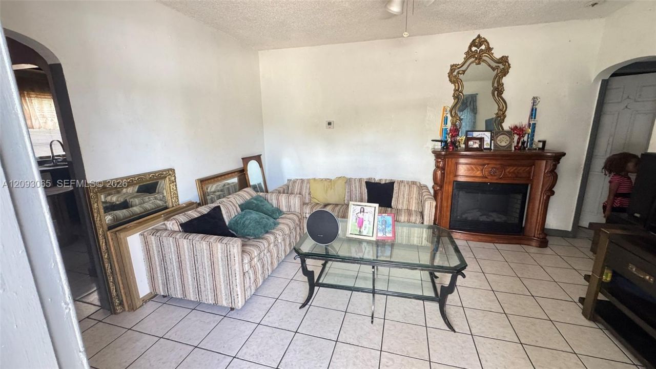 551 NE 159th St, Miami, FL 33162 Photo