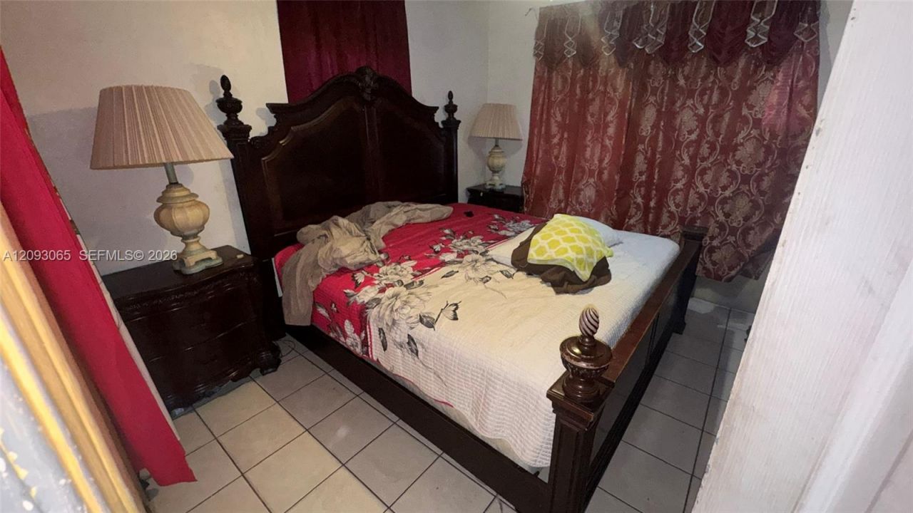 551 NE 159th St, Miami, FL 33162 Photo