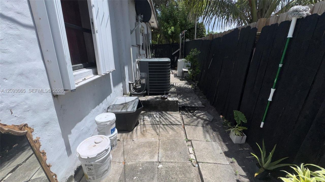 551 NE 159th St, Miami, FL 33162 Photo