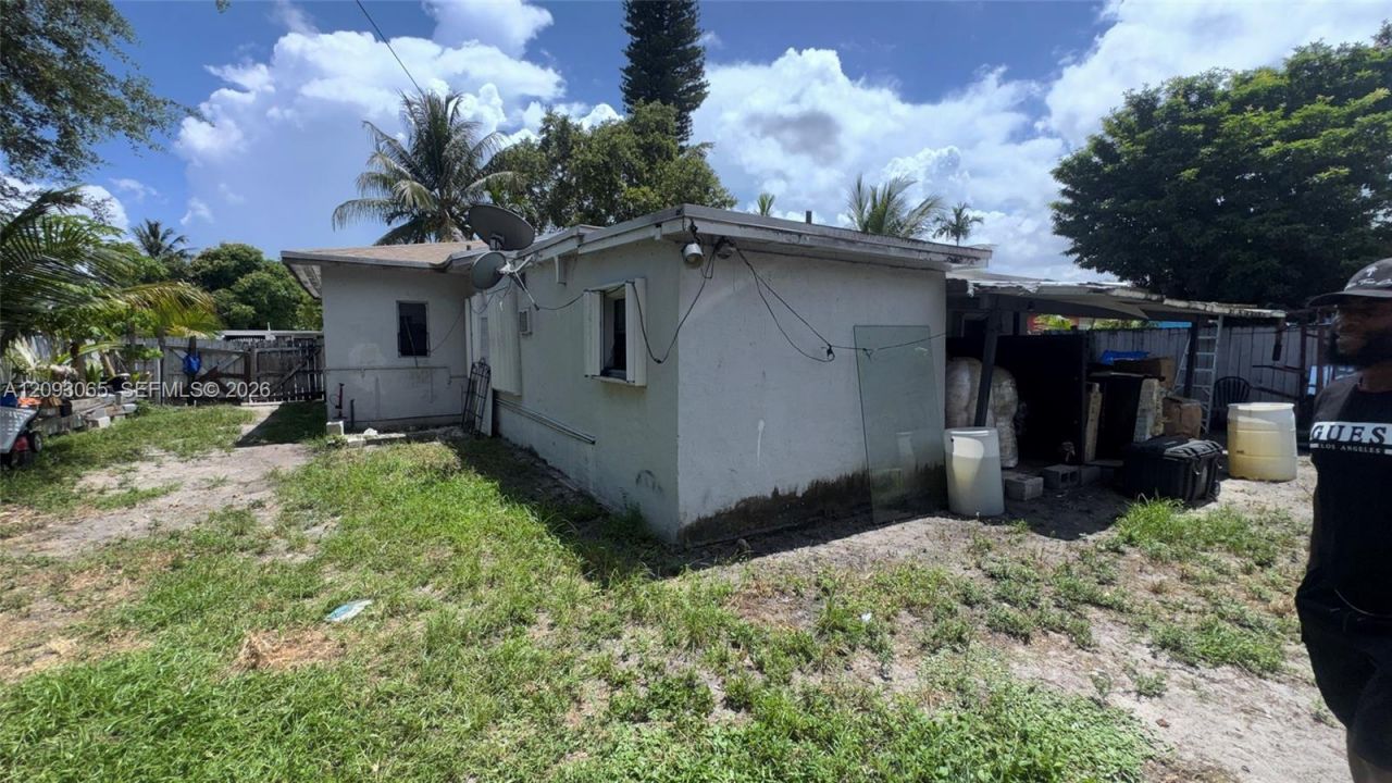 551 NE 159th St, Miami, FL 33162 Photo