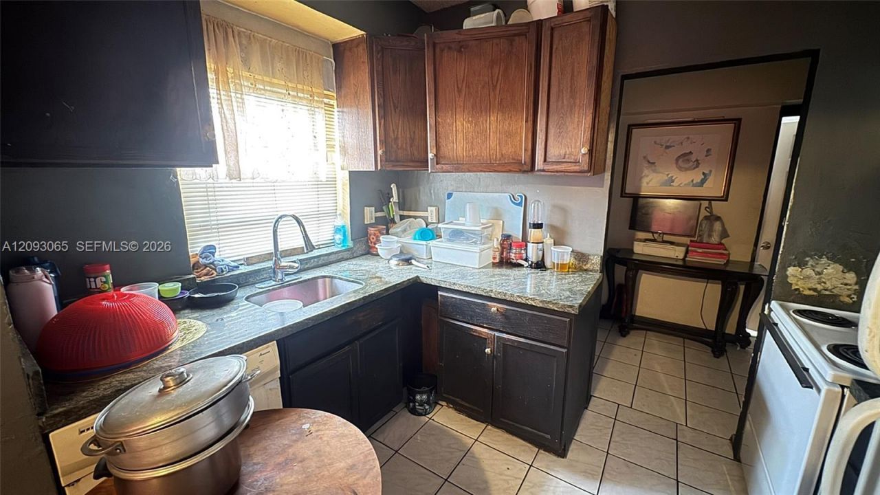 551 NE 159th St, Miami, FL 33162 Photo