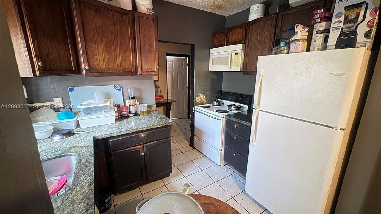 551 NE 159th St, Miami, FL 33162 Photo