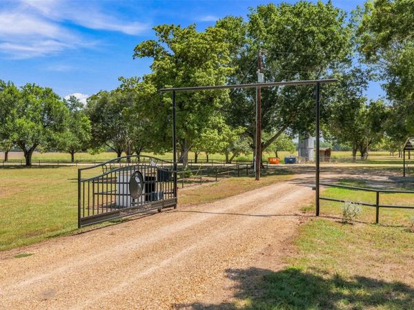 2840 Riverwood Rd., Gonzales, TX 78629