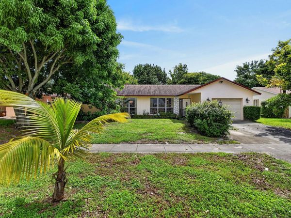 1102 Westchester Drive E, West Palm Beach, FL 33417