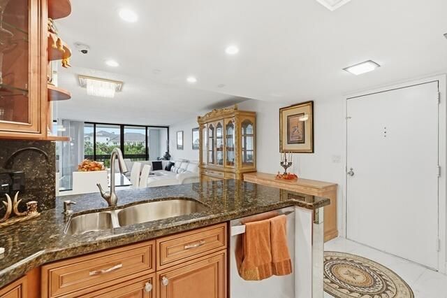 2400 Presidential Way, Unit 301, West Palm Beach, FL 33401 Photo