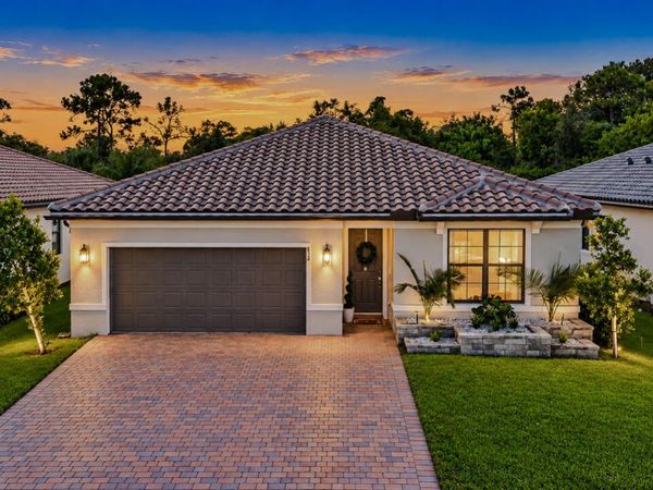 532 SE Villandry Way, Port St. Lucie, FL 34984
