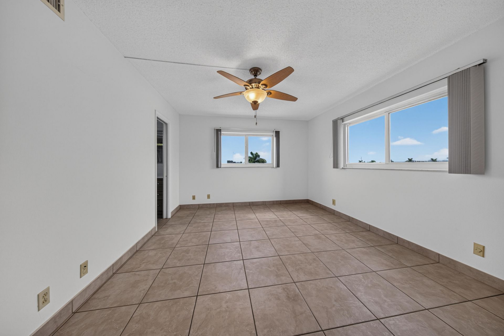 610 NE 12th Avenue, Unit 601, Hallandale Beach, FL 33009 Photo
