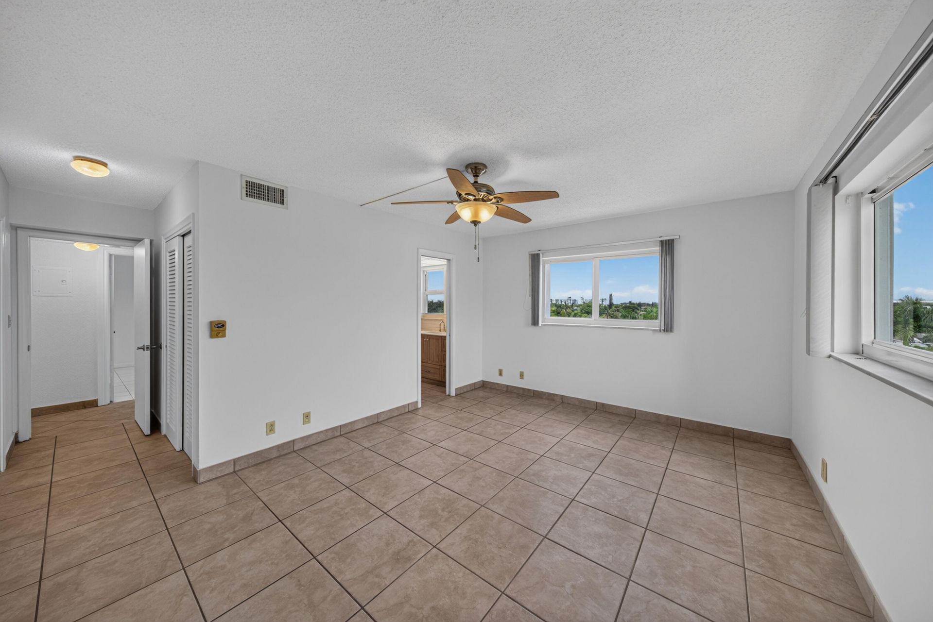 610 NE 12th Avenue, Unit 601, Hallandale Beach, FL 33009 Photo