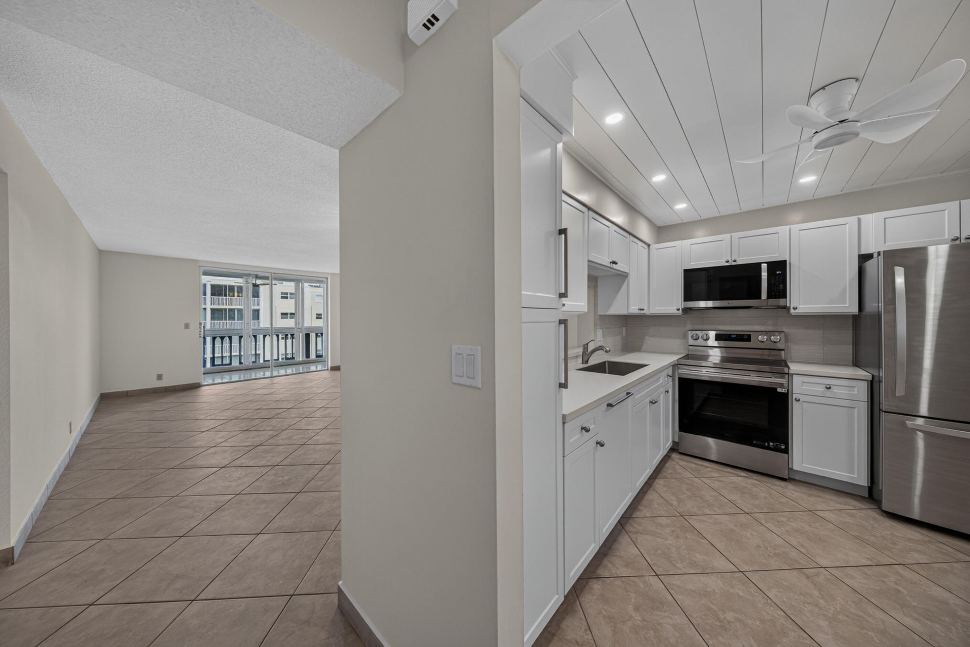 610 NE 12th Avenue, Unit 601, Hallandale Beach, FL 33009 Photo