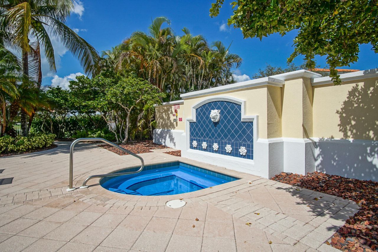 24 Harbour Isle Drive W, Unit 204, Fort Pierce, FL 34949 Photo