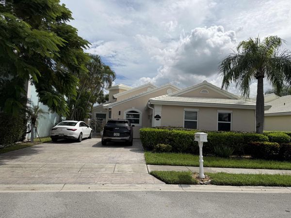 1101 Wilshire Circle E, Pembroke Pines, FL 33027