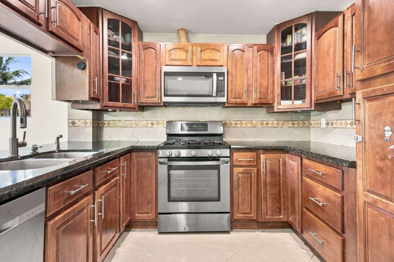 7640 Sunset Strip, Sunrise, FL 33322 Photo