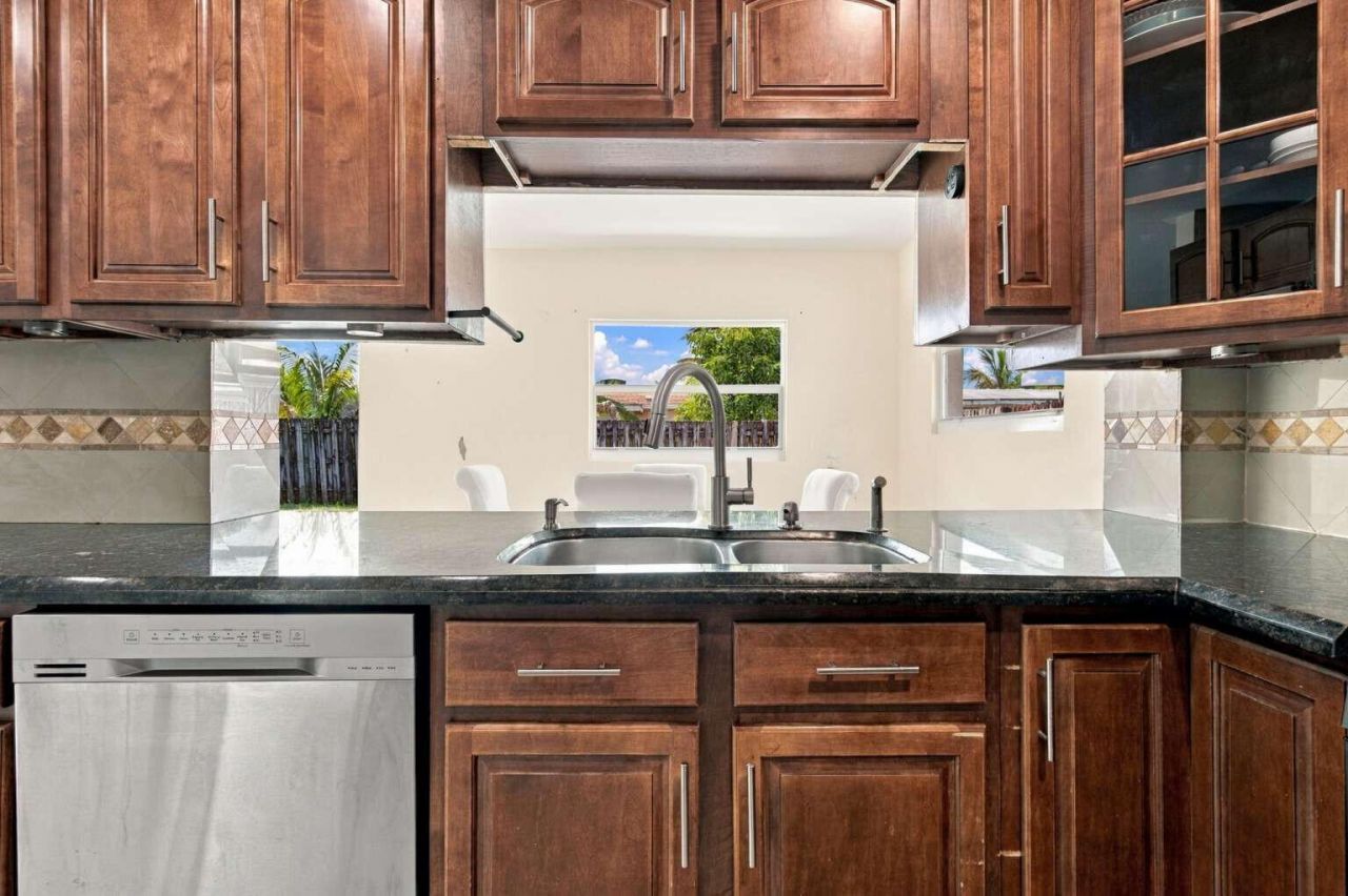 7640 Sunset Strip, Sunrise, FL 33322 Photo