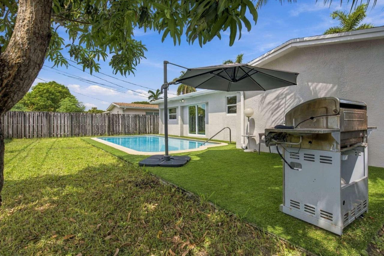 7640 Sunset Strip, Sunrise, FL 33322 Photo