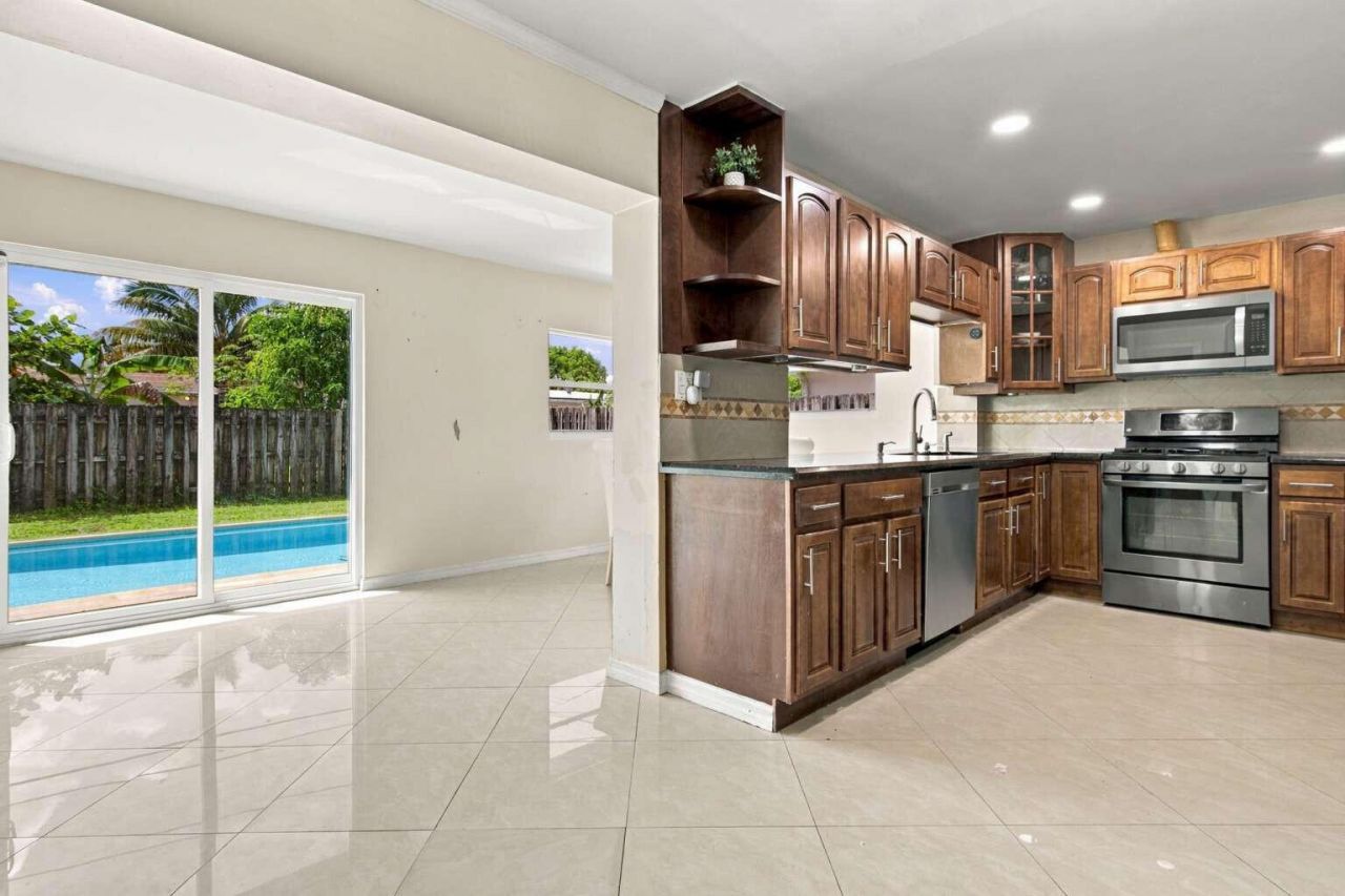 7640 Sunset Strip, Sunrise, FL 33322 Photo