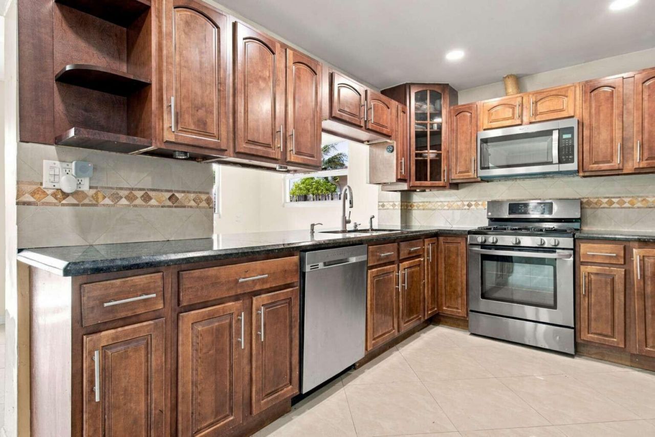 7640 Sunset Strip, Sunrise, FL 33322 Photo