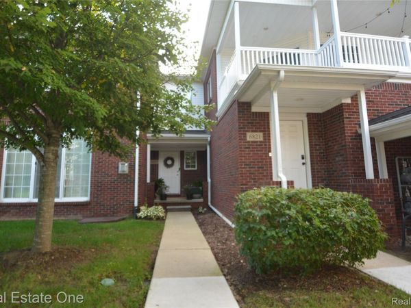 6825 Boulder Pointe Drive, Unit 32, Washington Township, Mi 48094