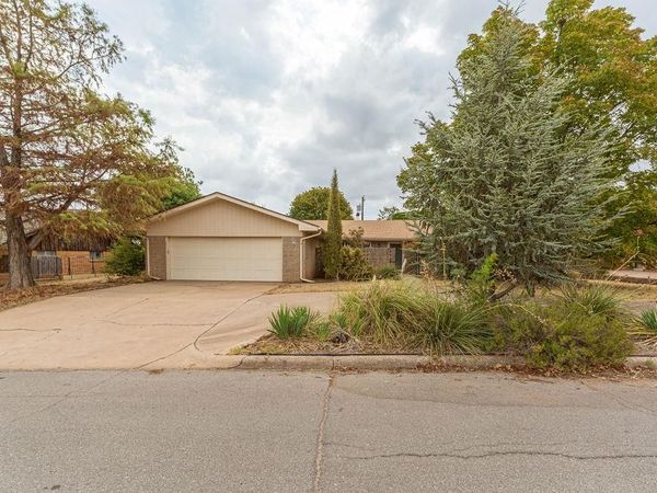 1109 Sherwood Road, Clinton, OK 73601