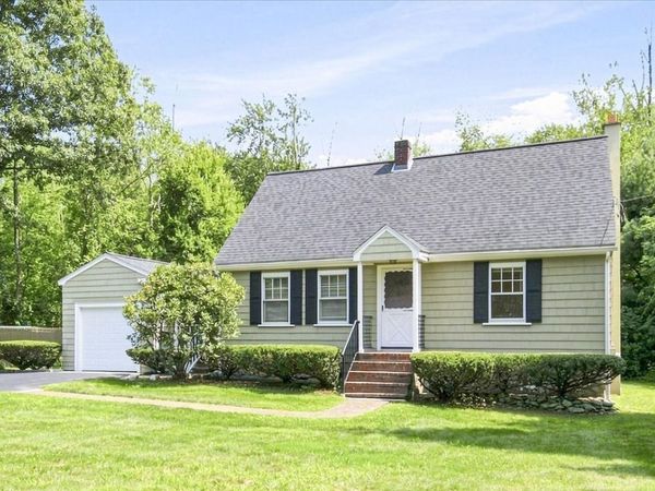 924 Washington St, Franklin, MA 02038