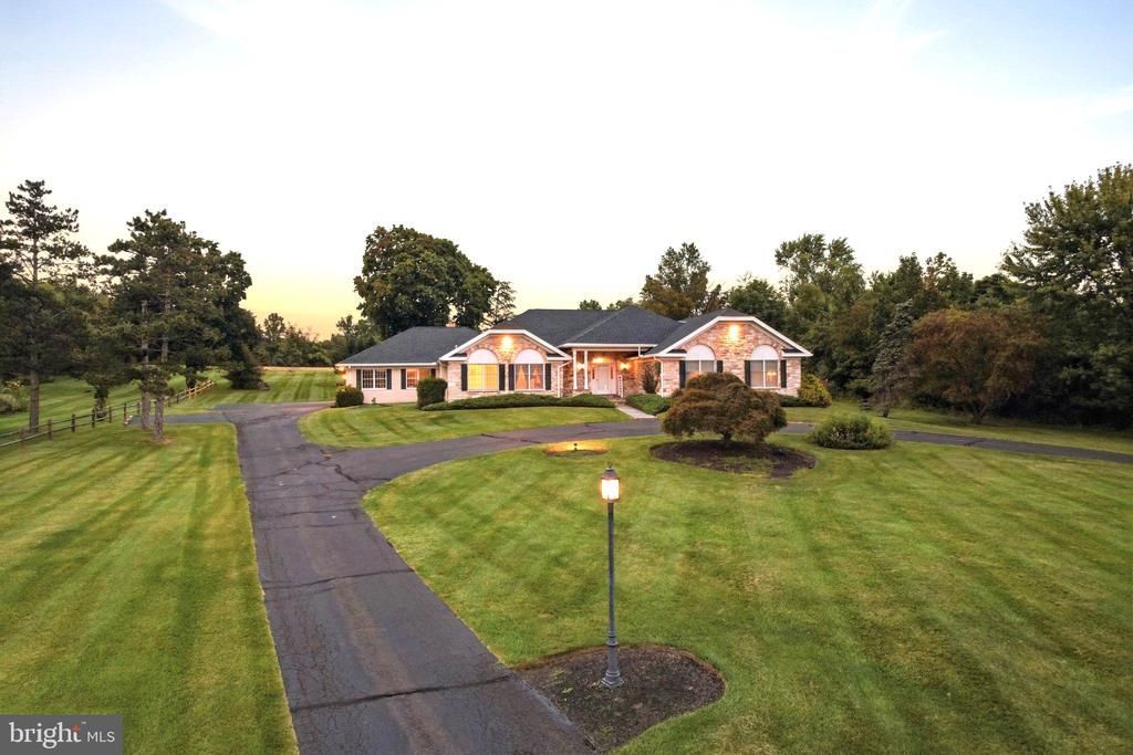 225 GROVE VALLEY COURT , CHALFONT, PA 18914