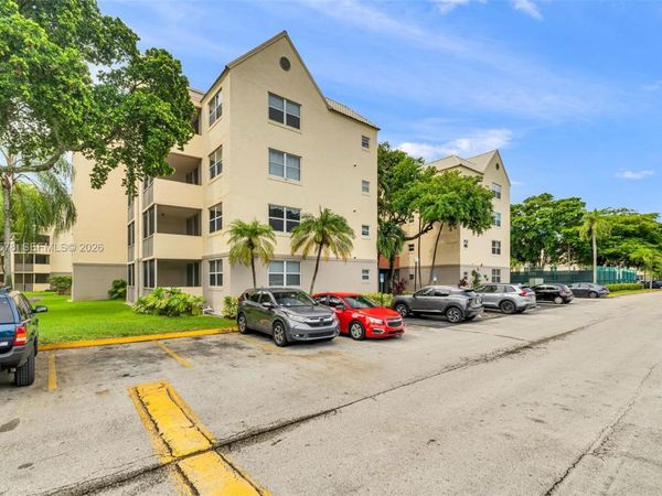 8255 Lake Dr , Unit 304, Doral, FL 33166