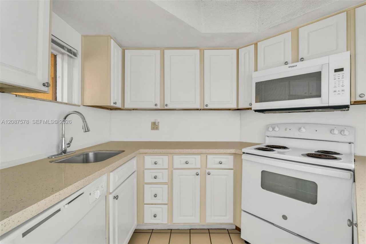 8255 Lake Dr , Unit 304, Doral, FL 33166 Photo