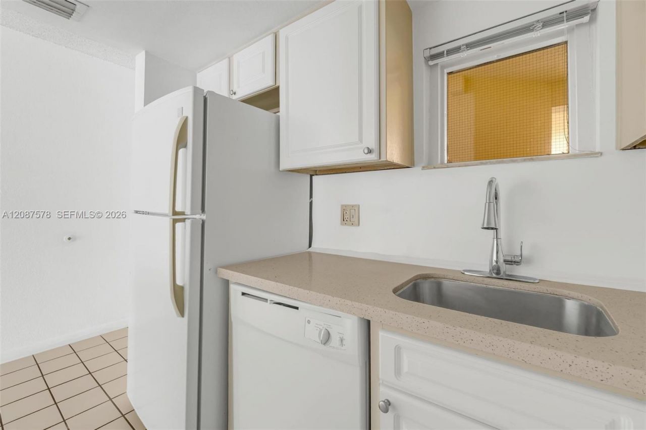 8255 Lake Dr , Unit 304, Doral, FL 33166 Photo