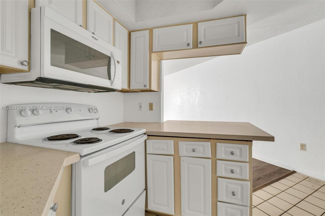 8255 Lake Dr , Unit 304, Doral, FL 33166 Photo