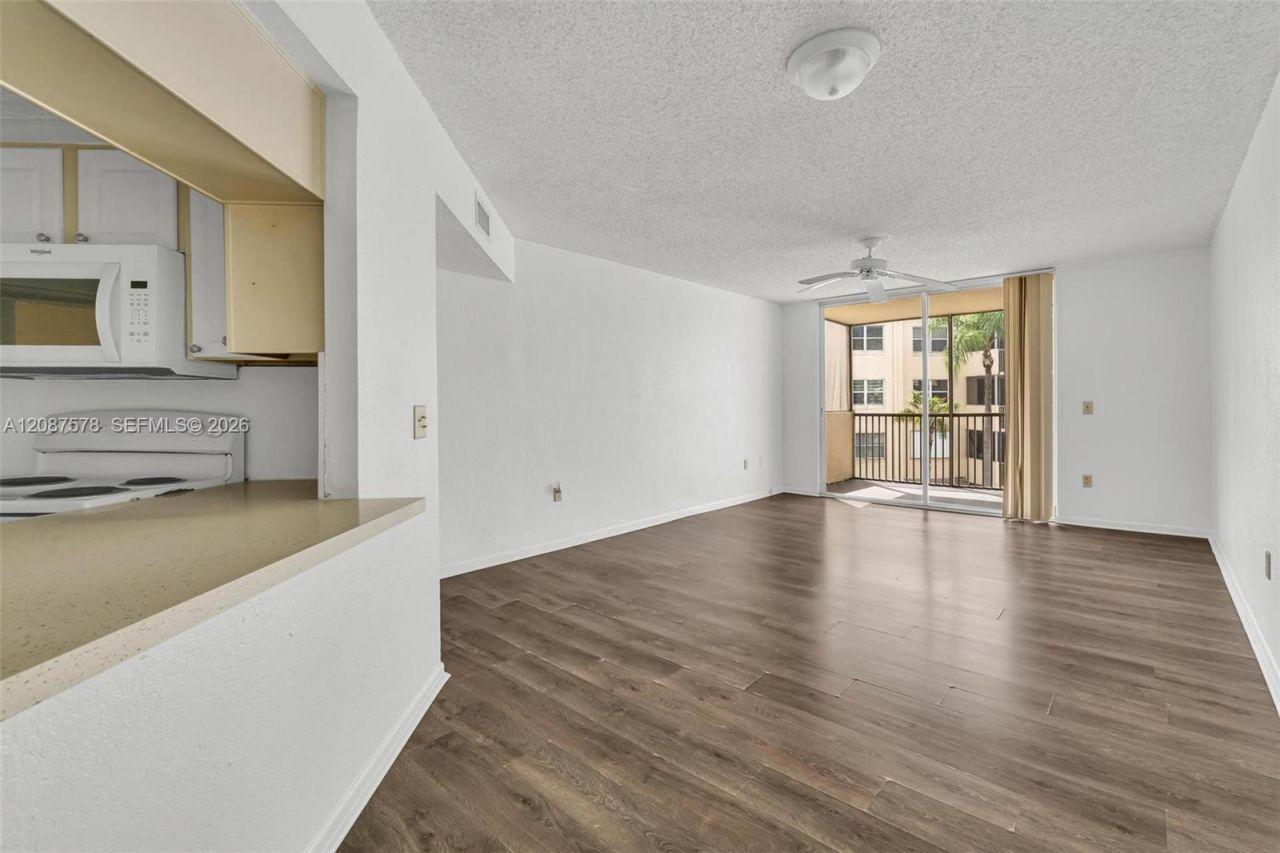 8255 Lake Dr , Unit 304, Doral, FL 33166 Photo