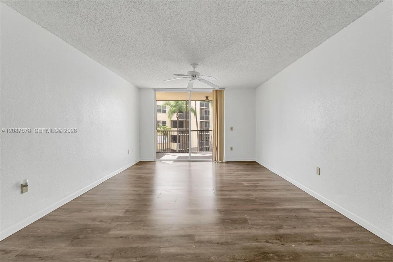 8255 Lake Dr , Unit 304, Doral, FL 33166 Photo