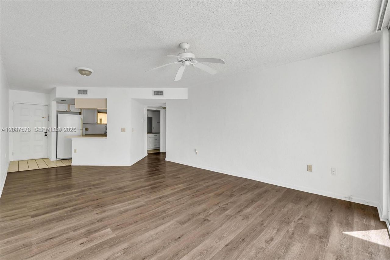 8255 Lake Dr , Unit 304, Doral, FL 33166 Photo