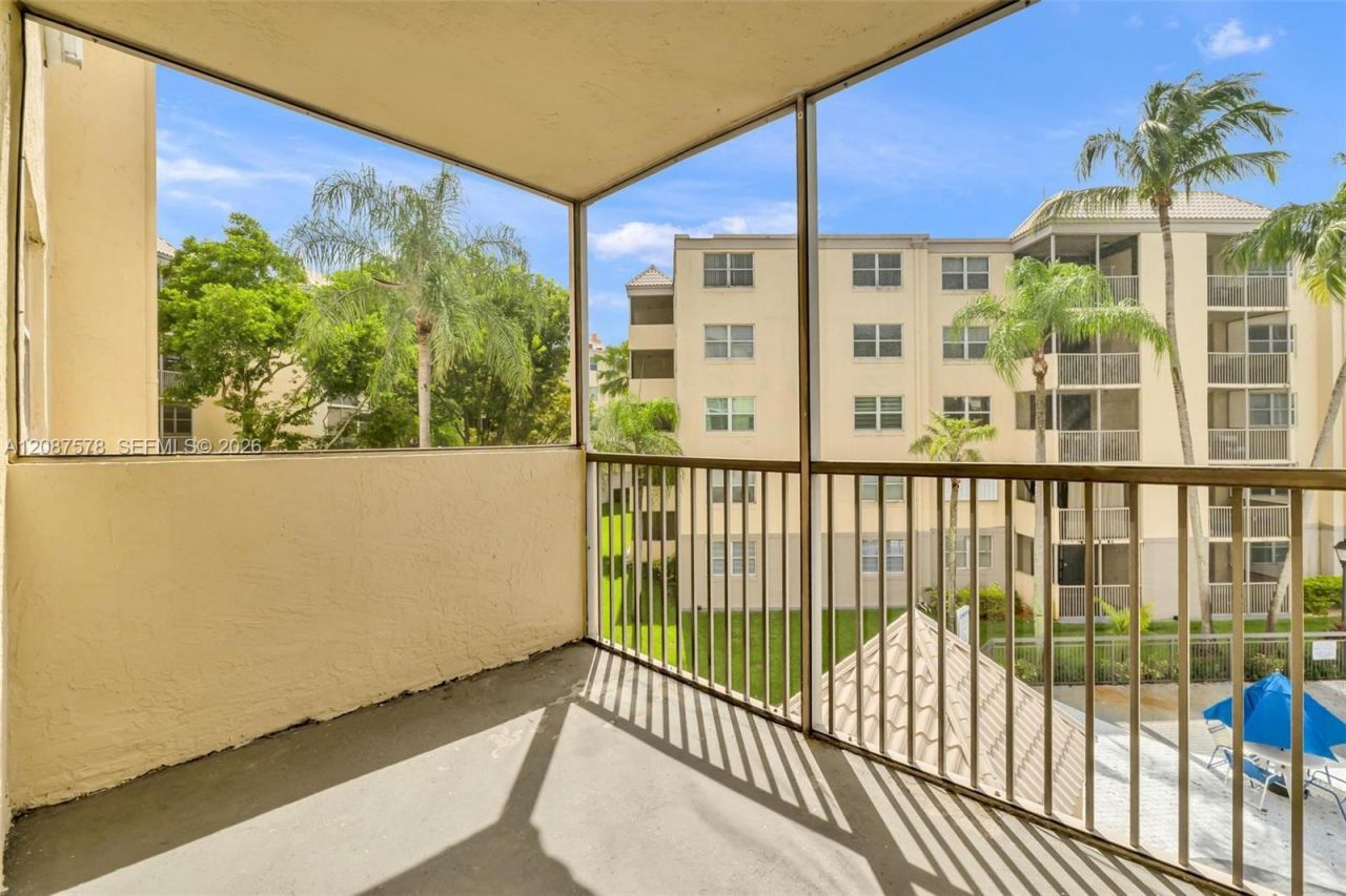 8255 Lake Dr , Unit 304, Doral, FL 33166 Photo