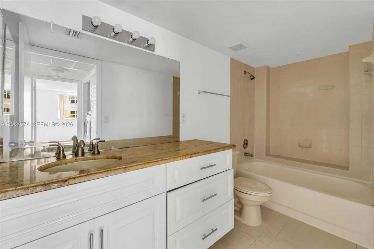 8255 Lake Dr , Unit 304, Doral, FL 33166 Photo