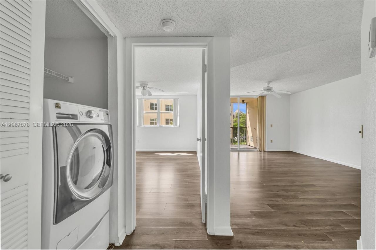 8255 Lake Dr , Unit 304, Doral, FL 33166 Photo